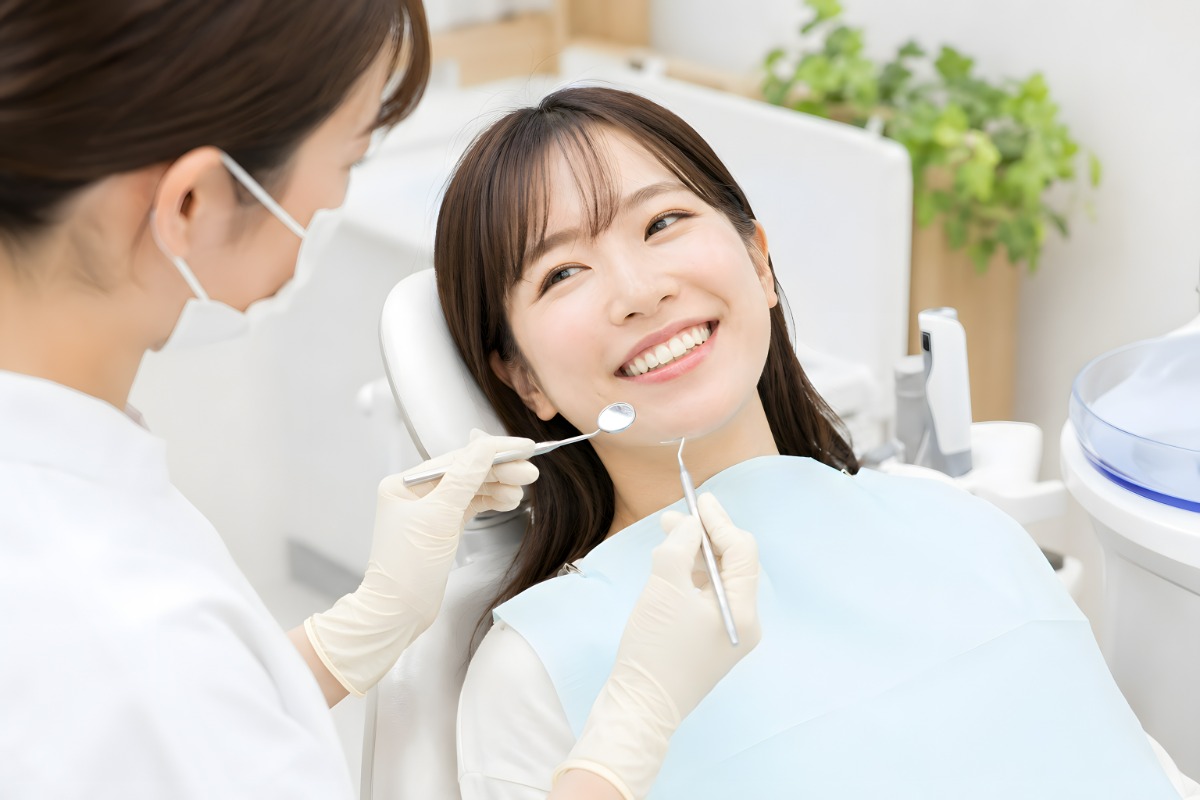 二次カリエスの予防のために定期的に歯科検診を受ける女性