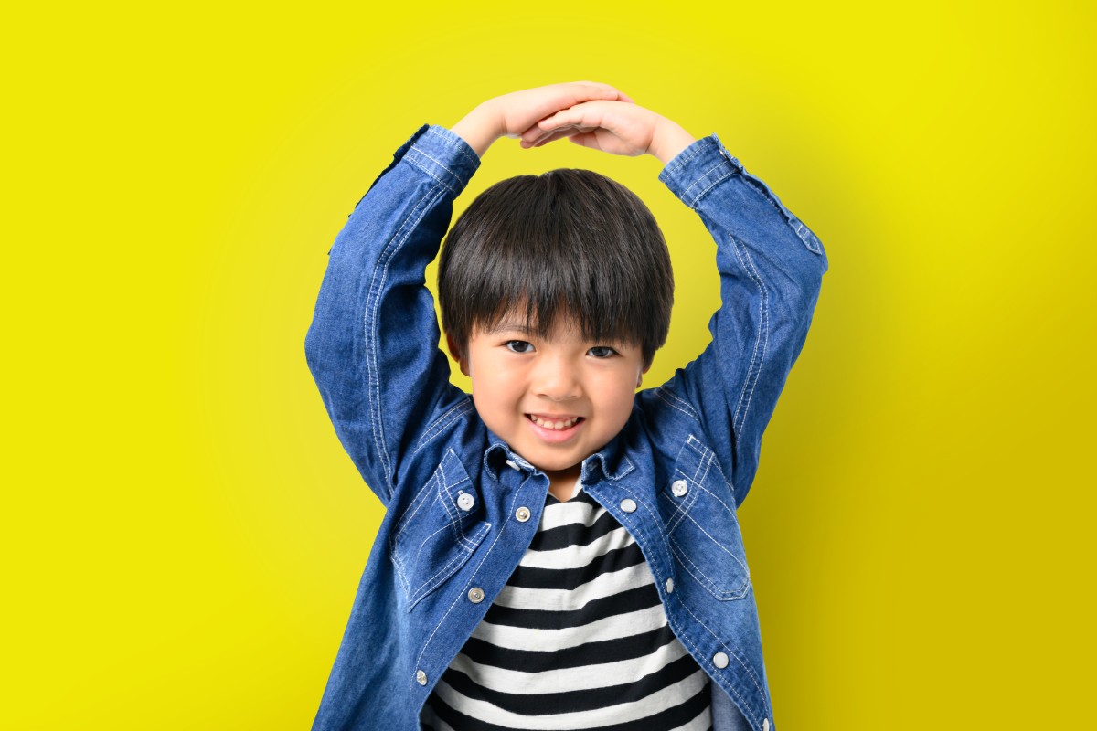 両手でマルをつくる子ども