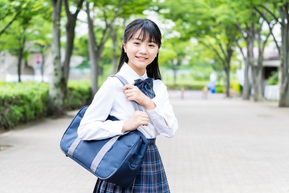 笑顔の可愛い中学生