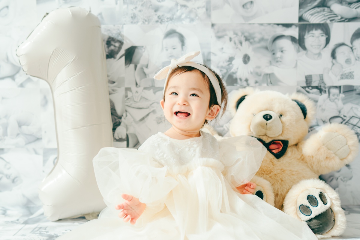 1歳の記念写真を撮影している子ども
